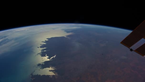 La Estación Espacial vuela sobre la tierra — Vídeos de Stock