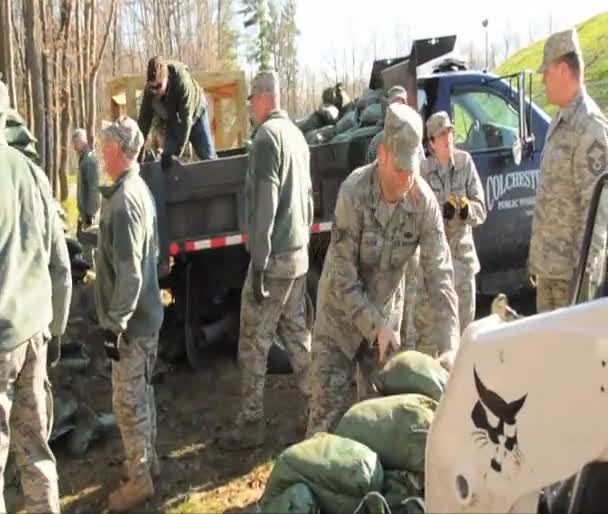 Des volontaires de l'armée au travail — Video