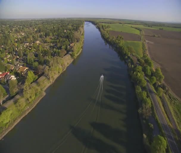 Aérea sobre un barco en el río Sacramento — Vídeos de Stock