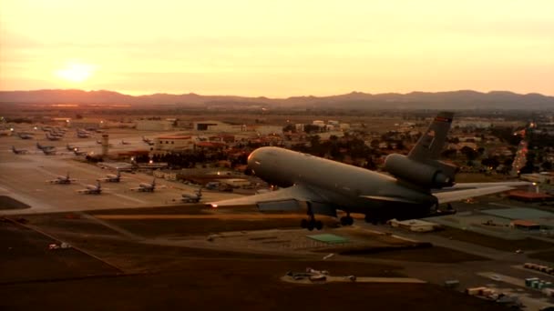 US Air Force Air kc-10 Landung bei Sonnenuntergang — Stockvideo