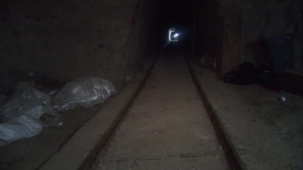 L'agente della DEA esplora tunnel illegali — Video Stock