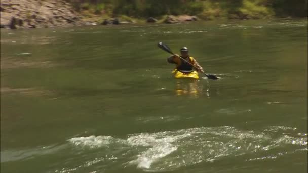 Kayaker navigál a Grand Canyon — Stock videók