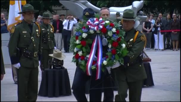 Una procesión funeraria de la policía honra — Vídeos de Stock