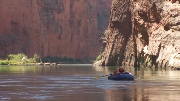 Пловцы перемещаются по Гранд-Каньону — стоковое видео