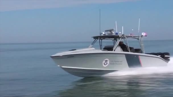 Proteção de Fronteiras usa barco de alta velocidade — Vídeo de Stock