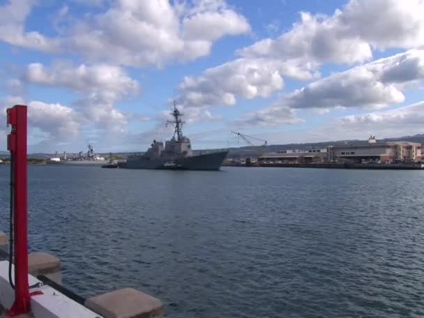 La nave della Marina passa vicino alla base di Hickam — Video Stock