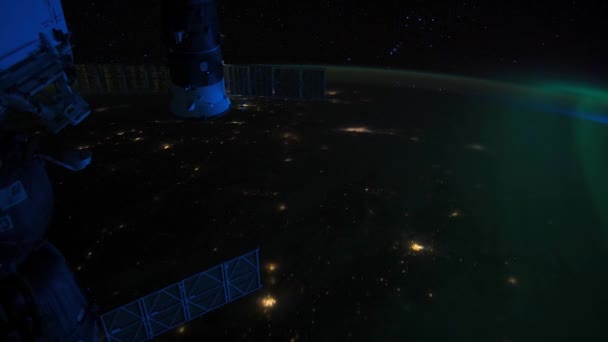 Космическая станция пролетает над землей — стоковое видео