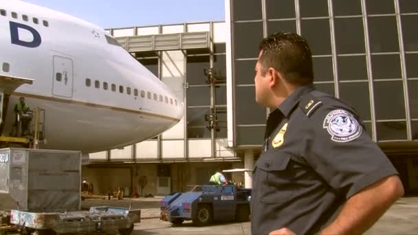 Des agents saluent un avion de ligne — Video