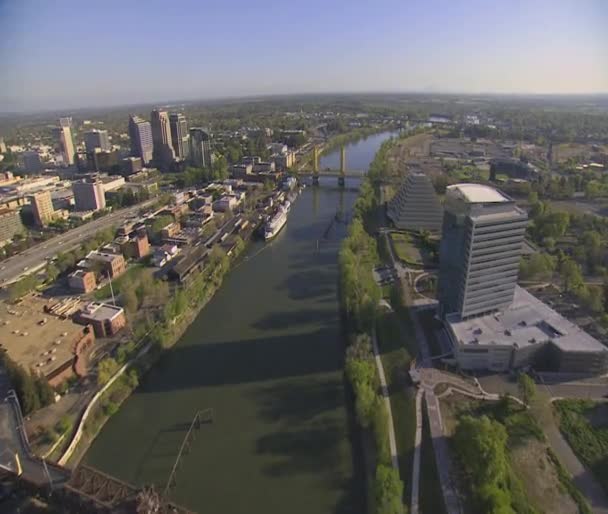 Antenne over een rivier en bruggen — Stockvideo