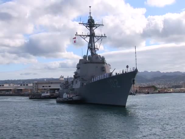 Un navire de la Marine passe près de la base Hickam — Video