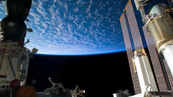 La Station spatiale survole la terre — Video