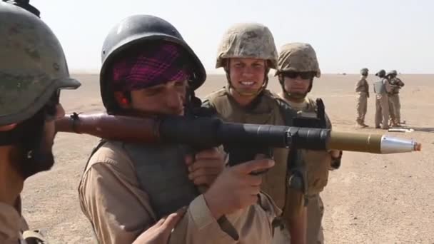 Afgańskich żołnierzy pociąg z żołnierzami USA — Wideo stockowe