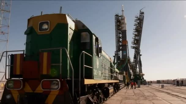 Το διαστημικό σκάφος Σογιούζ που ετοιμάζεται να ξεκινήσει — Αρχείο Βίντεο