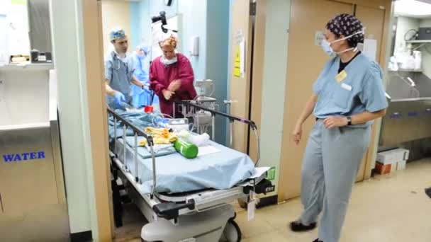Ett barn genomgår kirurgi — Stockvideo