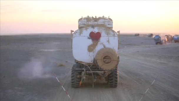 Marines estadounidenses transportan combustible en camiones — Vídeo de stock