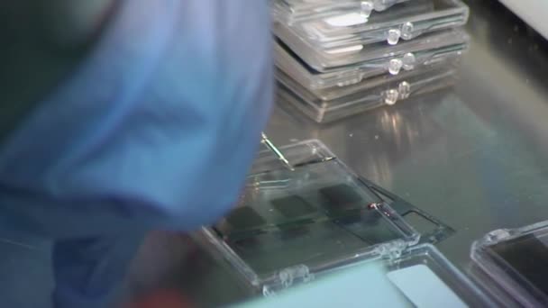 Forskare testar tunn film batteri — Stockvideo