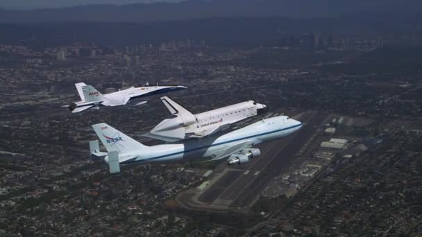 A nave espacial Enterprise sobrevoando Los Angeles — Vídeo de Stock