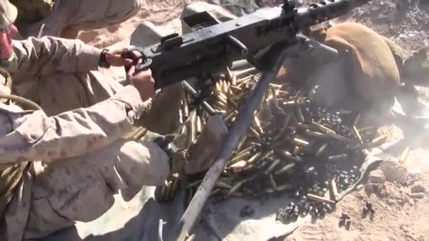 Mariniers brand de M240 machinegeweren in een training in Afghanistan. — Stockvideo