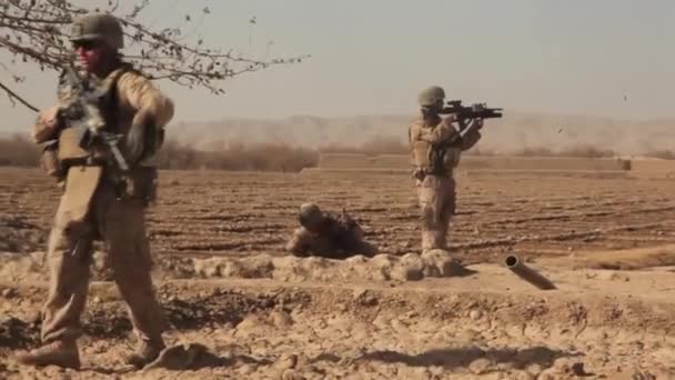 Морские пехотинцы патрулируют и сражаются в долине Сангин — стоковое видео