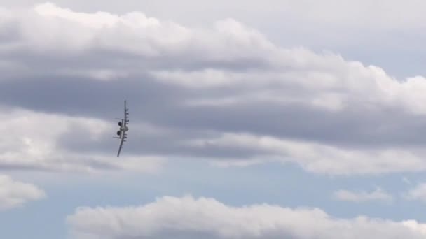 De A-10 Thunderbolt met de Avenger Gau-8 — Stockvideo