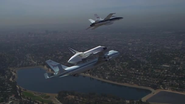 A nave espacial Enterprise sobrevoando Los Angeles — Vídeo de Stock