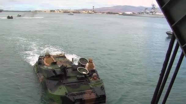 Amphibische gepanzerte Angriffsfahrzeuge — Stockvideo