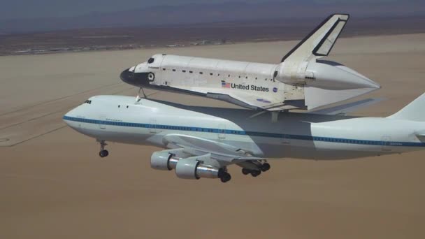 Space Shuttle Enterprise terbang di atas Pacific Coast — Stok Video