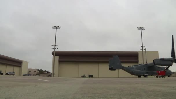 Helikopter ter voorbereiding van de vlucht. — Stockvideo