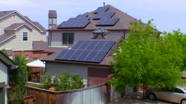 Inclinación hacia abajo a los paneles solares — Vídeos de Stock