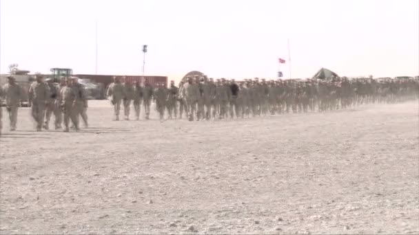 Soldados del ejército realizan un funeral — Vídeo de stock