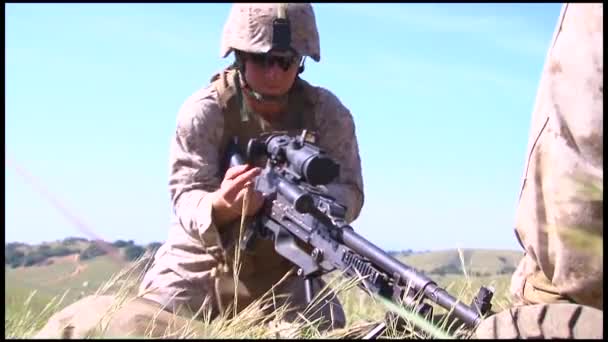 Soldaten kämpfen auf dem Schlachtfeld — Stockvideo