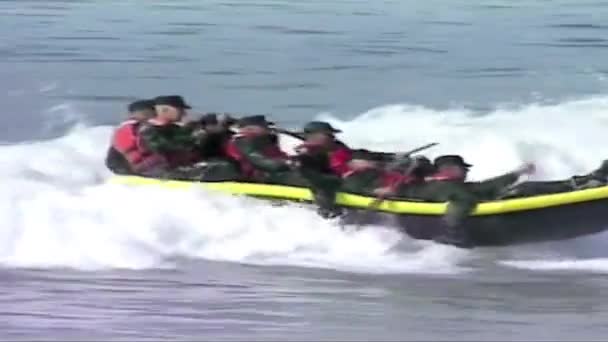 Морские пехотинцы отрабатывают десантную атаку — стоковое видео