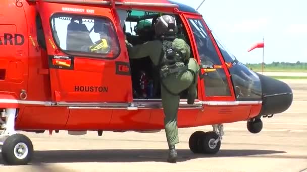 US Coast Guard Medivac helikopter — Stockvideo