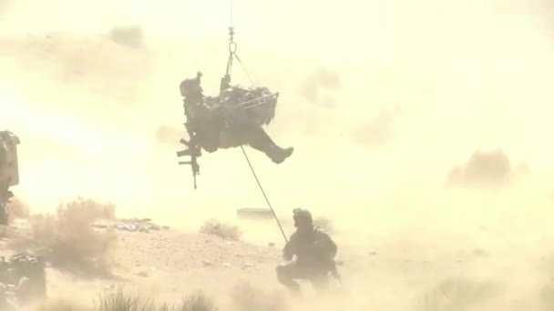 Guardia practica un rescate aéreo de bajas de guerra — Vídeos de Stock