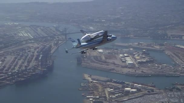 ロサンゼルス上空を飛ぶスペースシャトル エンタープライズ — ストック動画