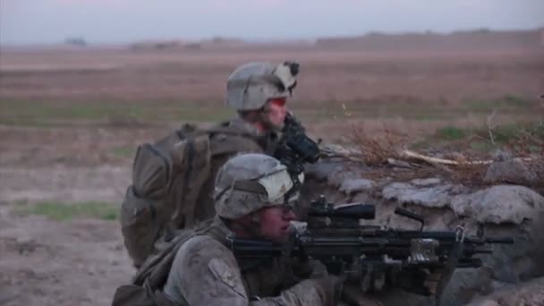US Army patruller flytta genom Afghanistan — Stockvideo