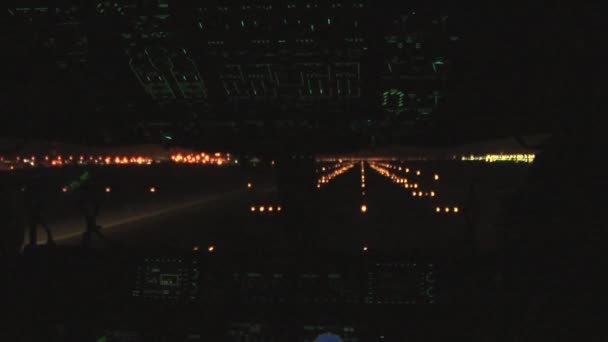 Perspectiva cockpit de um avião comercial decolando à noite — Vídeo de Stock