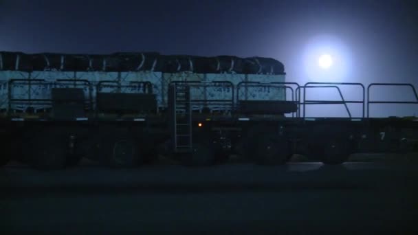 Una tripulación del ejército hace un lanzamiento aéreo nocturno — Vídeos de Stock