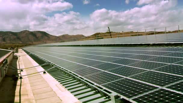 Panneaux solaires sur le dessus du bâtiment . — Video