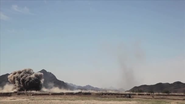 Deniz piyadesi ve Taliban yangın değişimi — Stok video
