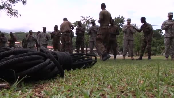 Armee und Nationalgarde bilden Jamaiker aus — Stockvideo