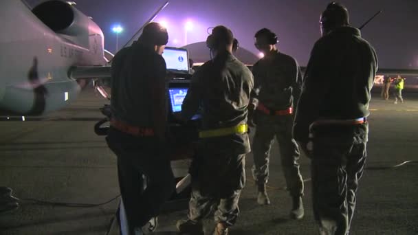 Le personnel de la Force aérienne se prépare à piloter un aéronef de surveillance de drones sans pilote — Video