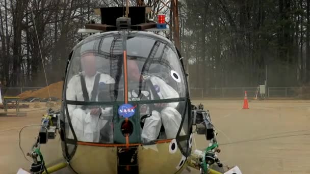 NASA onderzoekers crash test een helikopter — Stockvideo