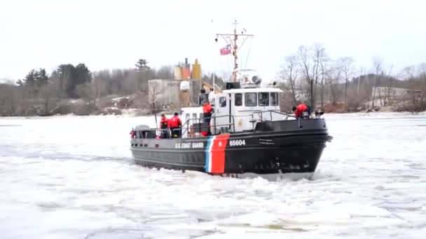 Um barco de corte da Guarda Costeira quebra gelo — Vídeo de Stock