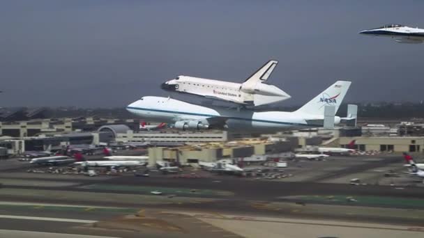 El transbordador espacial Enterprise aterriza en el aeropuerto — Vídeos de Stock