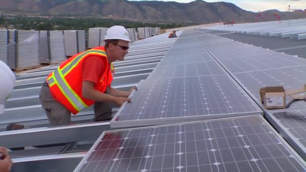 Un equipo de mantenimiento e instalación trabaja — Vídeo de stock