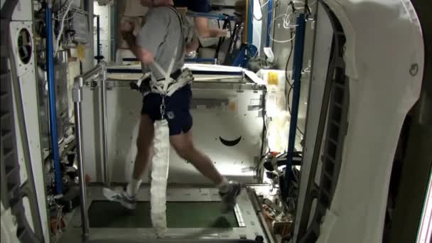 Życie na pokładzie stacji kosmicznej — Wideo stockowe