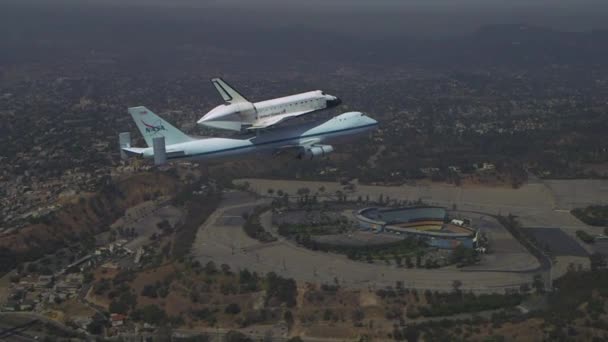 Ônibus Espacial Enterprise sobrevoando Los Angeles — Vídeo de Stock