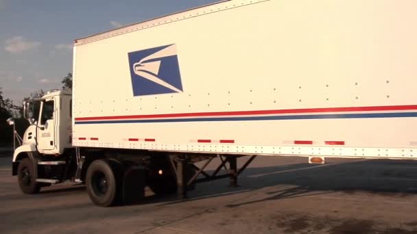 El correo y los paquetes estadounidenses se envían en camiones — Vídeo de stock