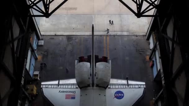 Ônibus espacial entrando na loja para manutenção . — Vídeo de Stock
